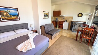 Qumi Apartments