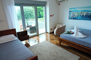 Qumi Apartments