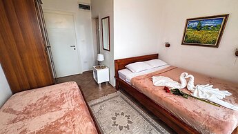 Qumi Apartments