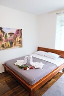 Qumi Apartments