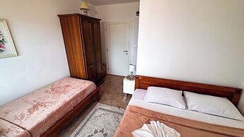 Qumi Apartments