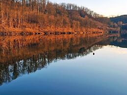 Lakefront Family Retreat
