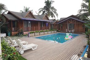 Foxoso Aaristo Baga Beach Resort