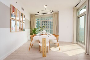 Chic 2BR Downtown Haven w Balcony City Views