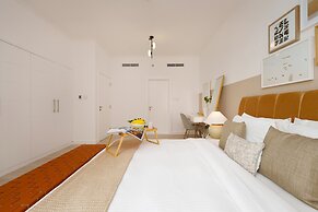 Chic 2BR Downtown Haven w Balcony City Views