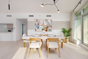 Chic 2BR Downtown Haven w Balcony City Views