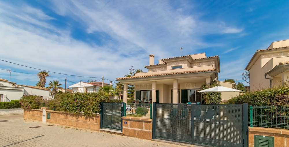 Marisa 1 House Near the Beach
