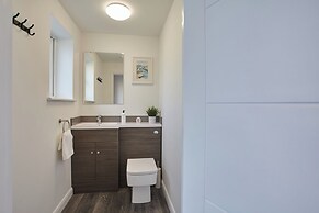 2022 Modern Home In Central Hayle With Parking