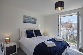 2022 Modern Home In Central Hayle With Parking