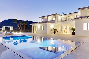 Villa in Mallorca With Private Pool & Jacuzzi