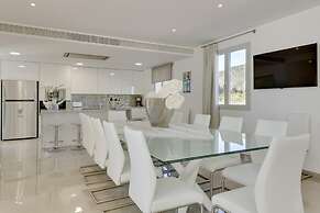 Villa in Mallorca With Private Pool & Jacuzzi