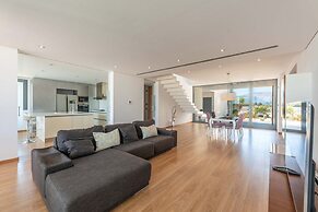 Villa in Mallorca With Pool & Mountain Views