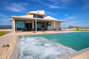Villa in Mallorca With Pool & Mountain Views