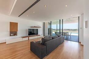 Villa in Mallorca With Pool & Mountain Views