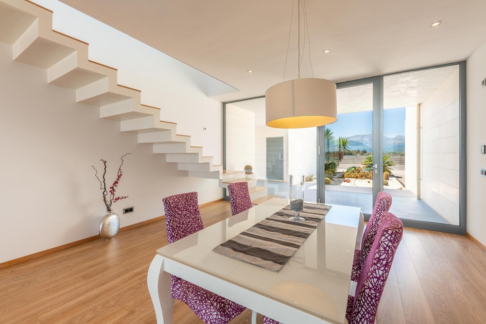 Villa in Mallorca With Pool & Mountain Views