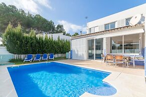 Coastal Holiday Home With Private Pool