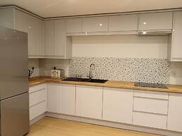 Stunning Townhouse: Your Spacious Retreat for 8
