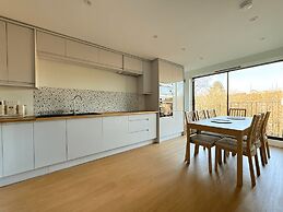 Stunning Townhouse: Your Spacious Retreat for 8