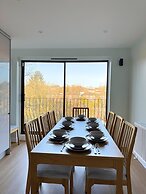 Stunning Townhouse: Your Spacious Retreat for 8
