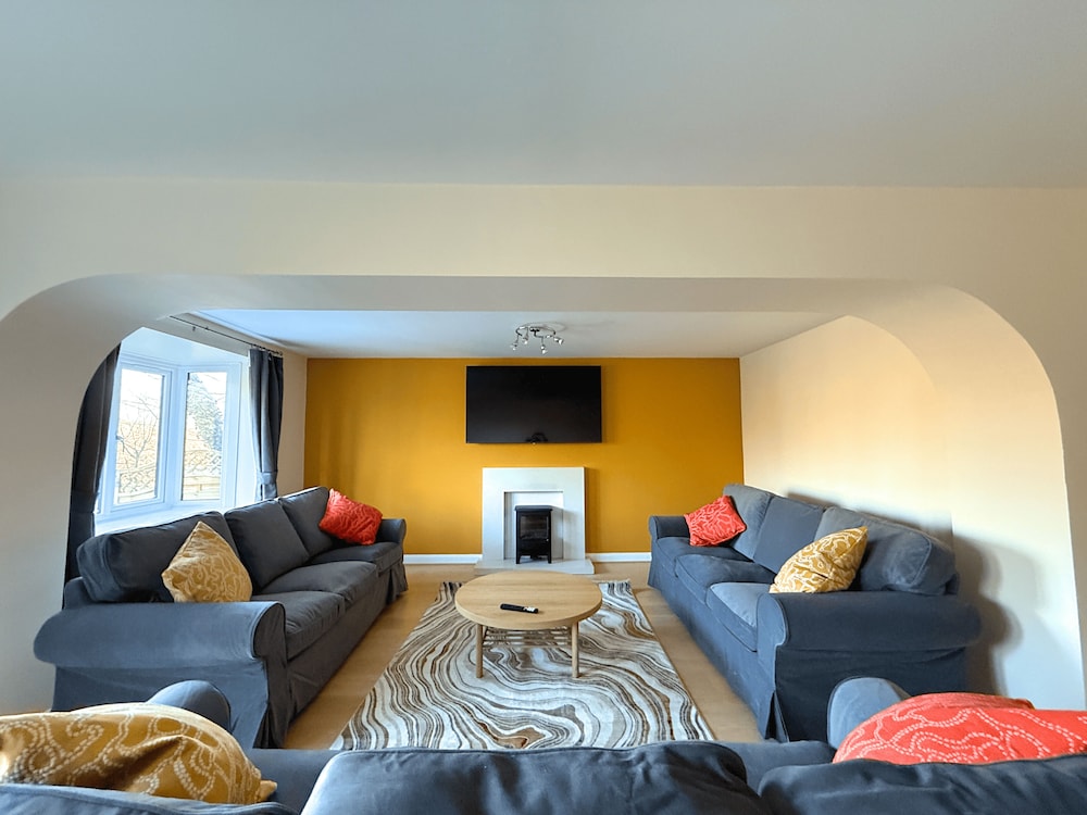 Stunning Townhouse: Your Spacious Retreat for 8