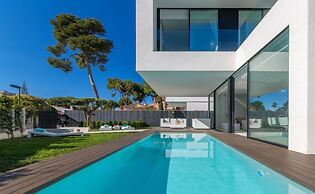 Beachside La Pau de Mar Villa With Pool