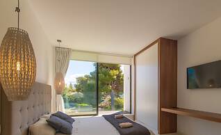 Beachside La Pau de Mar Villa With Pool