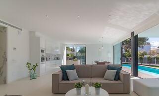 Beachside La Pau de Mar Villa With Pool