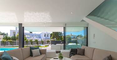 Beachside La Pau de Mar Villa With Pool