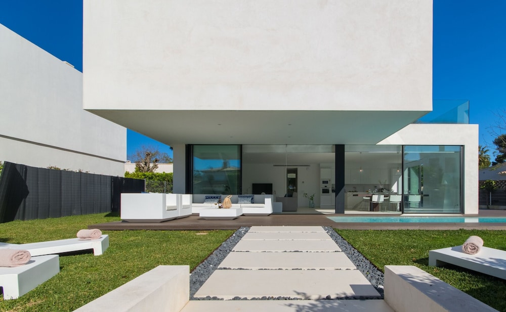 Beachside La Pau de Mar Villa With Pool