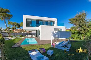 Beachside La Pau de Mar Villa With Pool