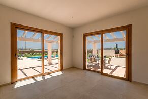 Villa in Spain With Private Pool & Beaches Nearby