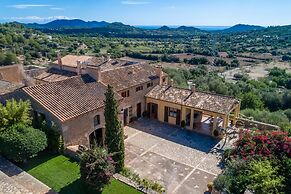 Spacious Lexiclati Villa With Pool