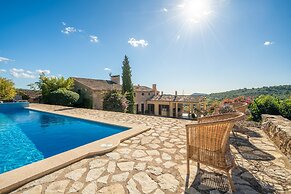Spacious Lexiclati Villa With Pool