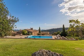 Spacious Lexiclati Villa With Pool