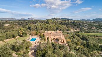 Spacious Lexiclati Villa With Pool
