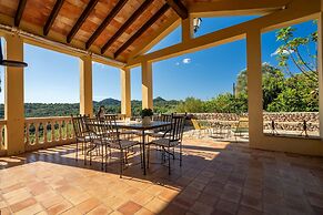 Spacious Lexiclati Villa With Pool