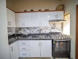 Colonial 2BR Apartment 2mins Walk to Beach!