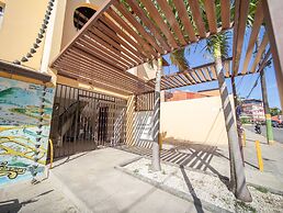 Colonial 2BR Apartment 2mins Walk to Beach!
