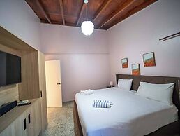 Colonial 2BR Apartment 2mins Walk to Beach!