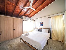 Colonial 2BR Apartment 2mins Walk to Beach!