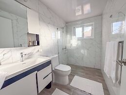 Hillside Condo - 2BR Charming APT Close to Strip!