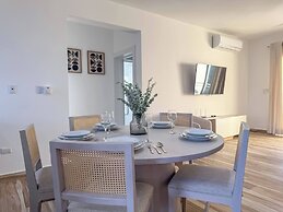 Hillside Condo - 2BR Charming APT Close to Strip!