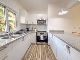 Hillside Condo - 2BR Charming APT Close to Strip!