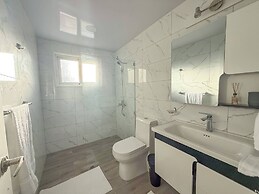 Hillside Condo - 2BR Charming APT Close to Strip!