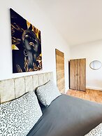 Cozy 3BR Apt with Garden Sleeps 10