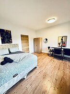 Cozy 3BR Apt with Garden Sleeps 10