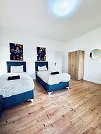 Cozy 3BR Apt with Garden Sleeps 10