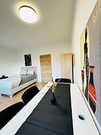 Cozy 3BR Apt with Garden Sleeps 10