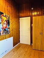 Cozy 3BR Apt with Garden Sleeps 10