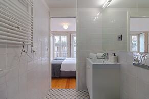 Modern Studio in Porto With Balcony